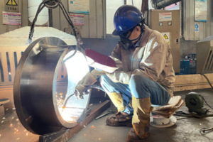 Wear plate manufacturing process with welding overlay technology